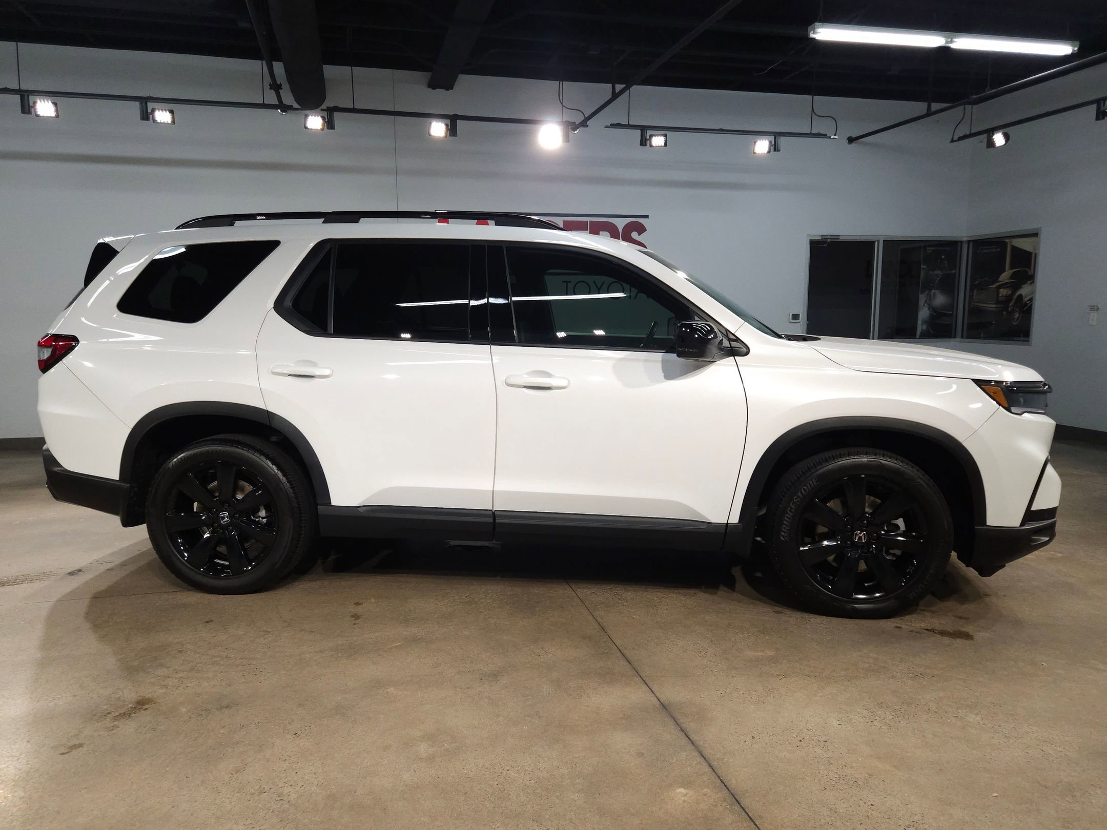 Used 2025 Honda Pilot Black Edition image 8