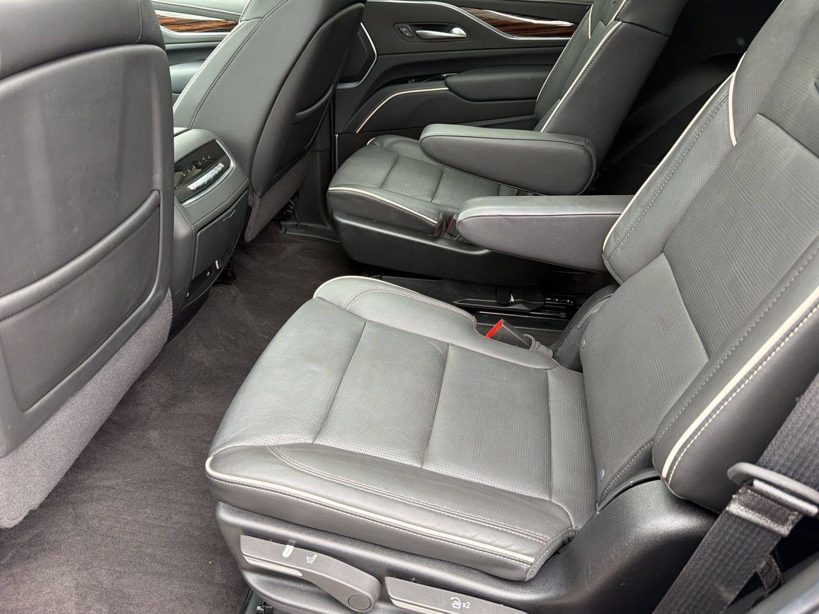 Used 2024 Cadillac Escalade Premium Luxury w/ Performance Package AWD/4WD image 24