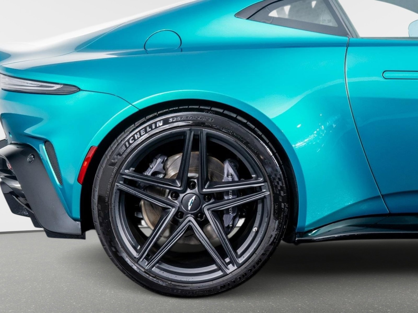 Used 2025 Aston Martin V8 Vantage Coupe image 8