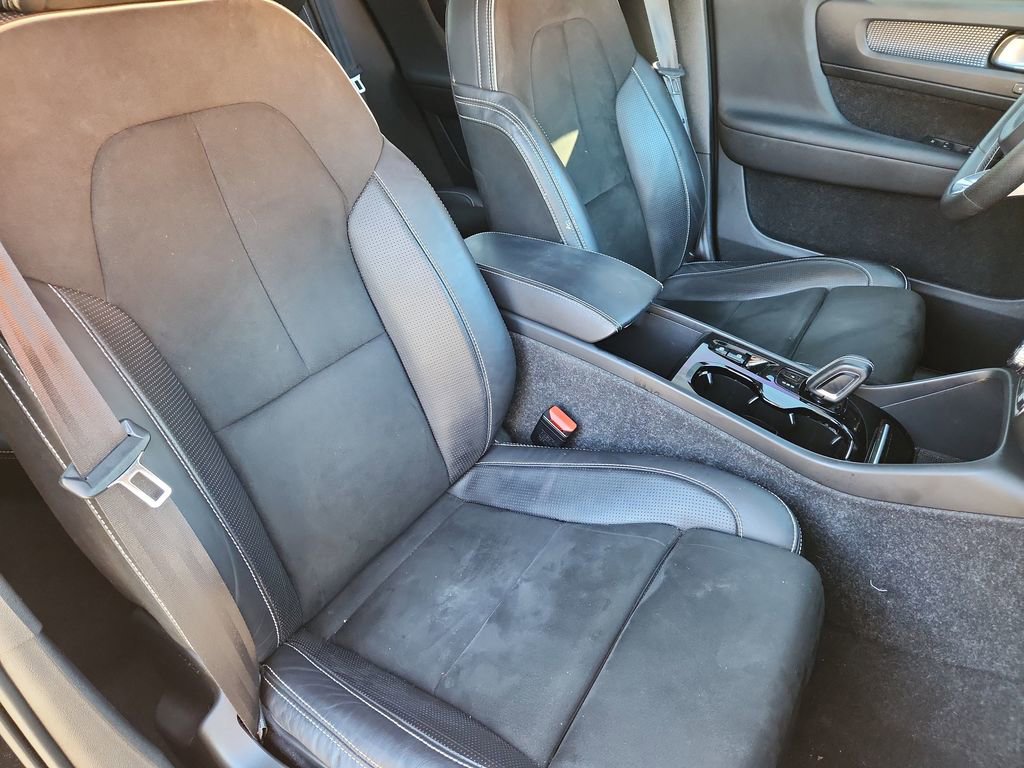 Used 2020 Volvo XC40 T5 R-Design w/ Protection Package Premier image 13