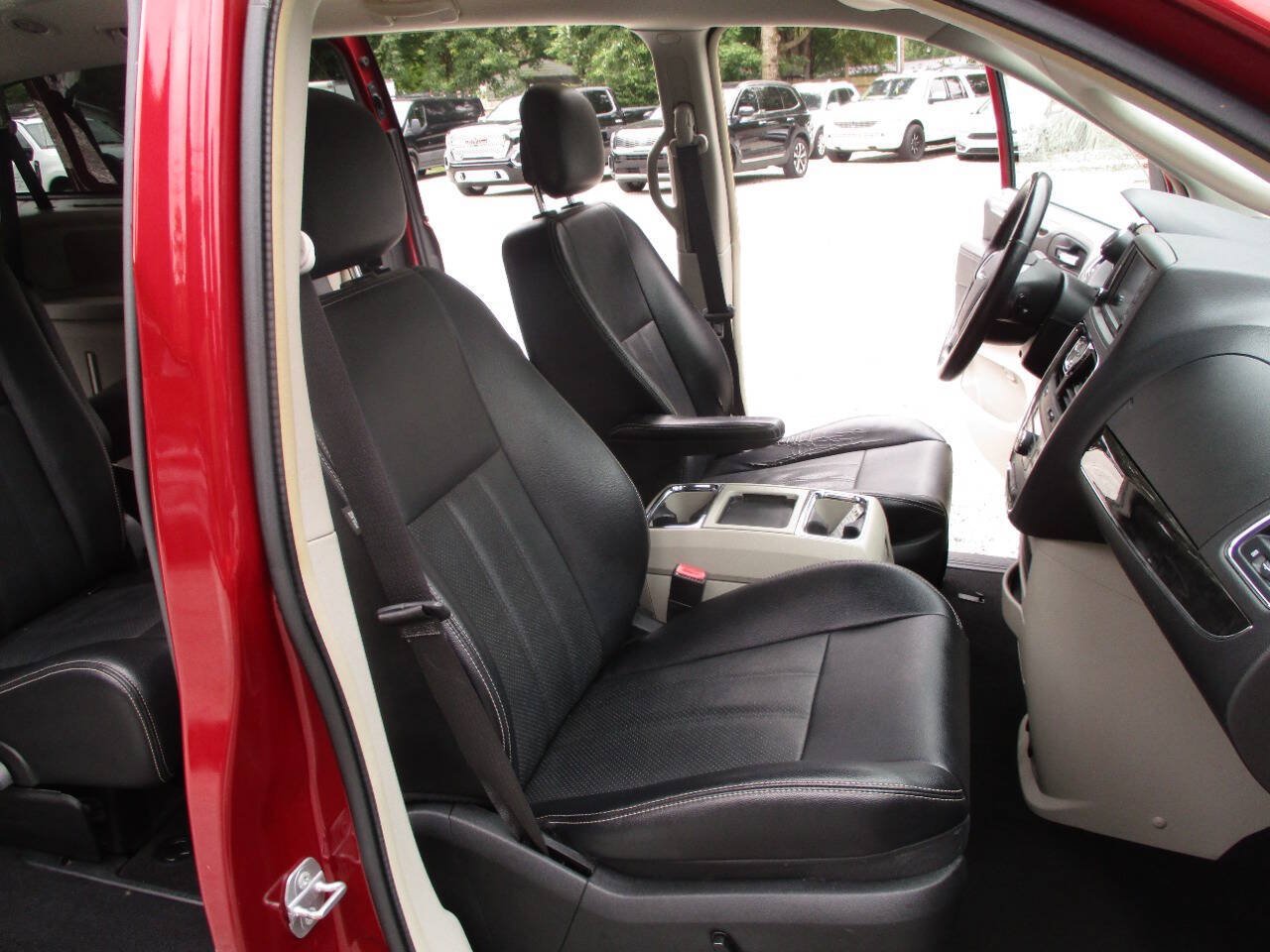 Used 2015 Chrysler Town & Country Touring-L w/ Driver Convenience Group FWD image 22