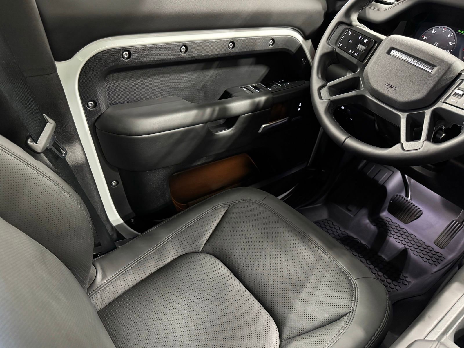 Used 2025 Land Rover Defender 110 X-Dynamic SE image 28