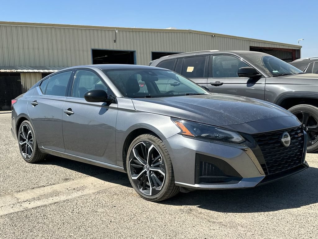 Used 2024 Nissan Altima 2.5 SR FWD image 2
