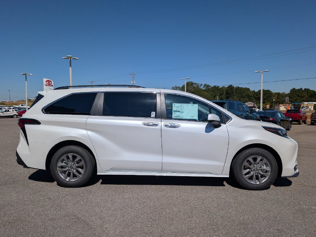 New 2026 Toyota Sienna XLE FWD image 6