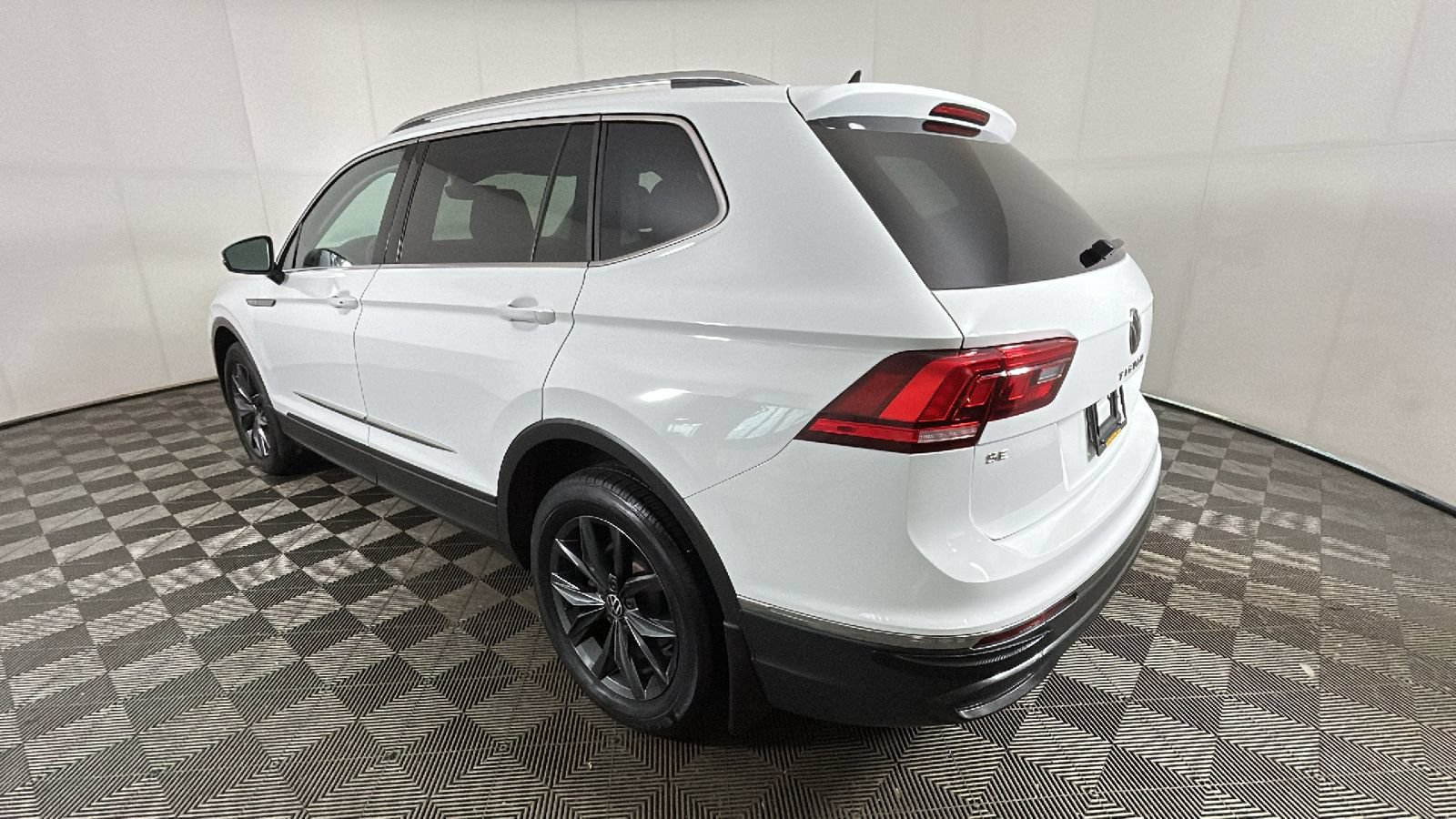 Used 2022 Volkswagen Tiguan SE AWD/4WD image 4