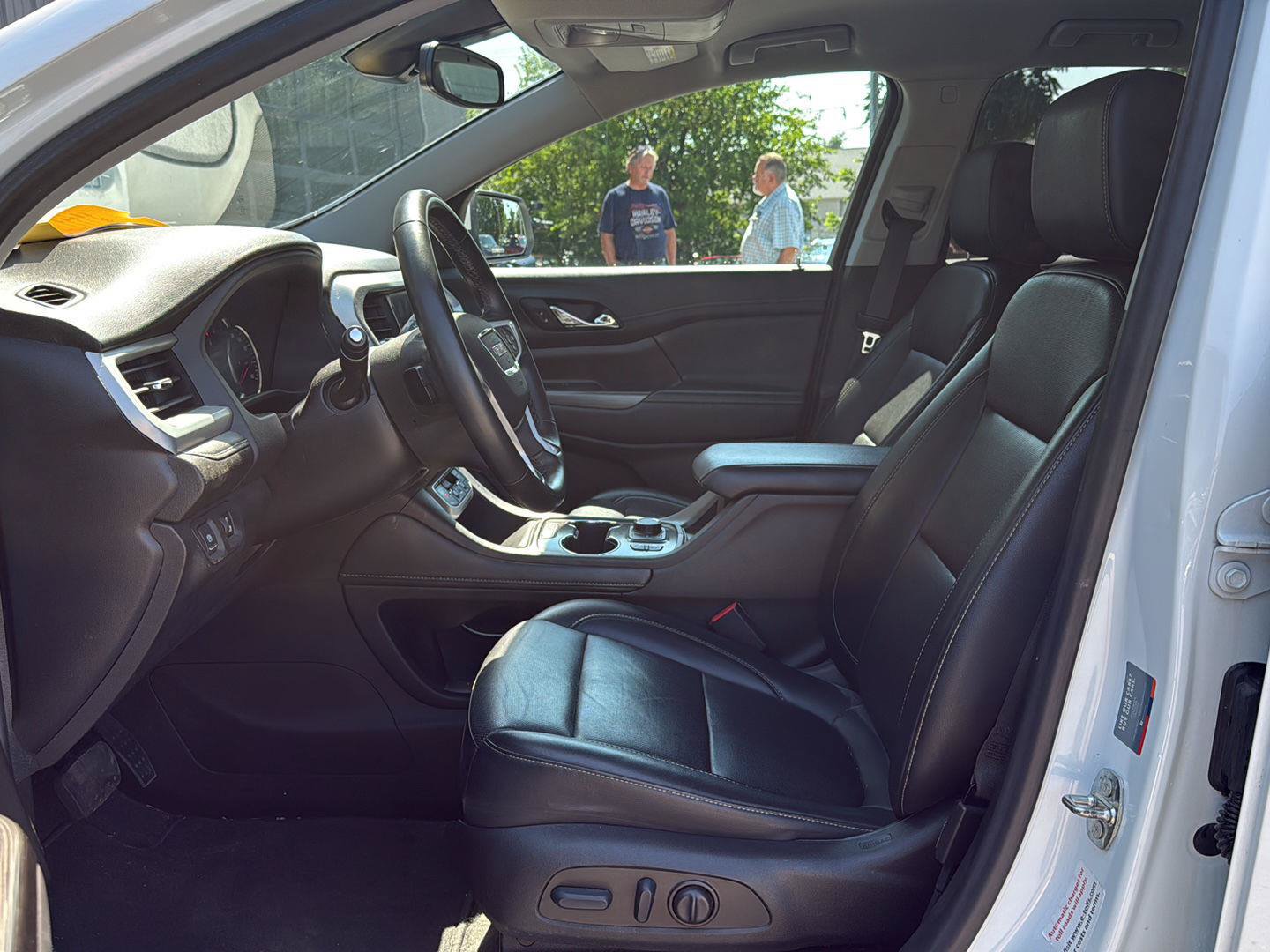 Used 2023 GMC Acadia SLT FWD image 9