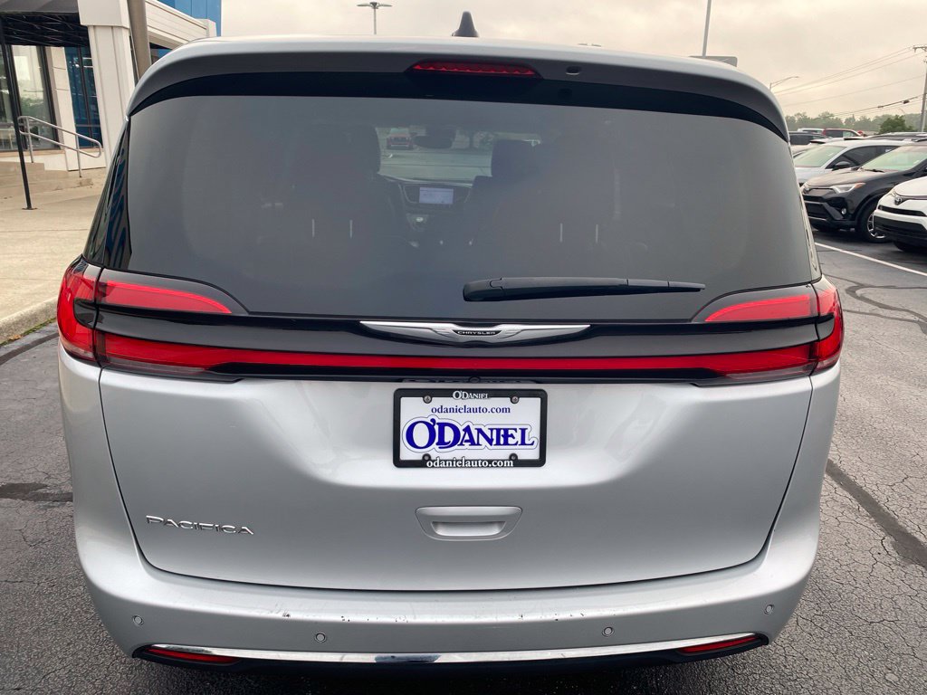 Used 2024 Chrysler Pacifica Touring-L FWD image 6