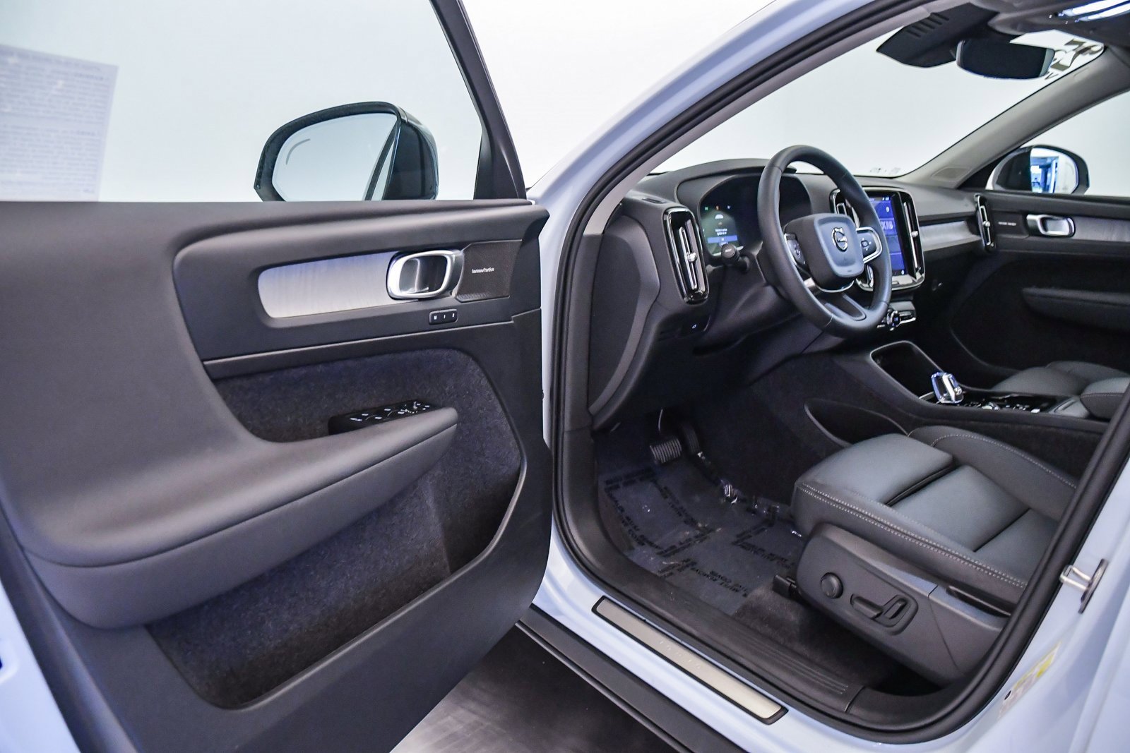 Used 2025 Volvo XC40 B5 Ultra w/ Climate Package image 21