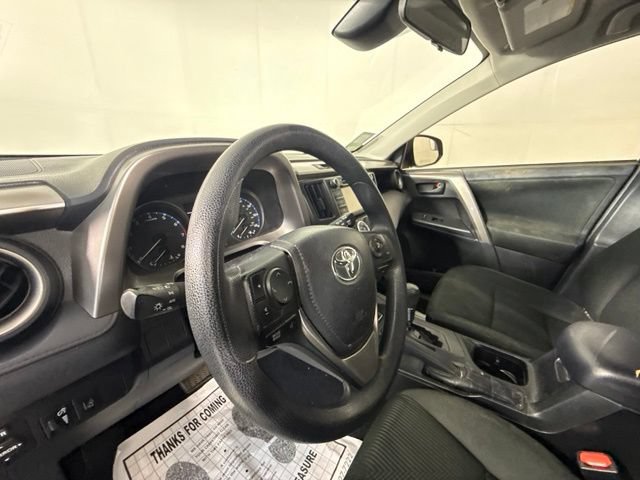 Used 2018 Toyota RAV4 LE FWD image 4