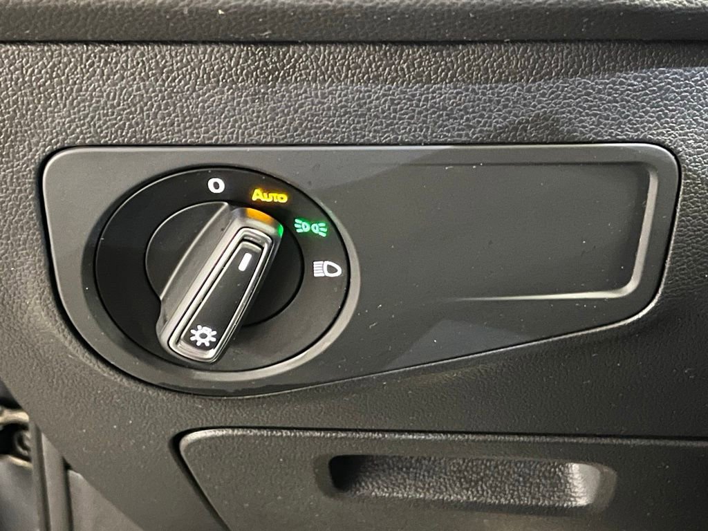 Used 2020 Volkswagen Tiguan SE image 17