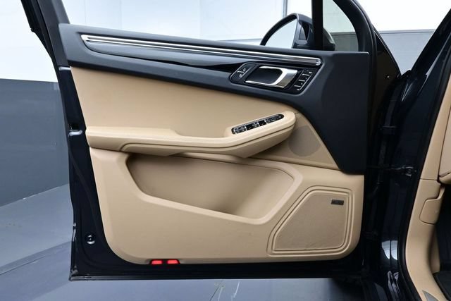 Certified 2025 Porsche Macan AWD/4WD image 7