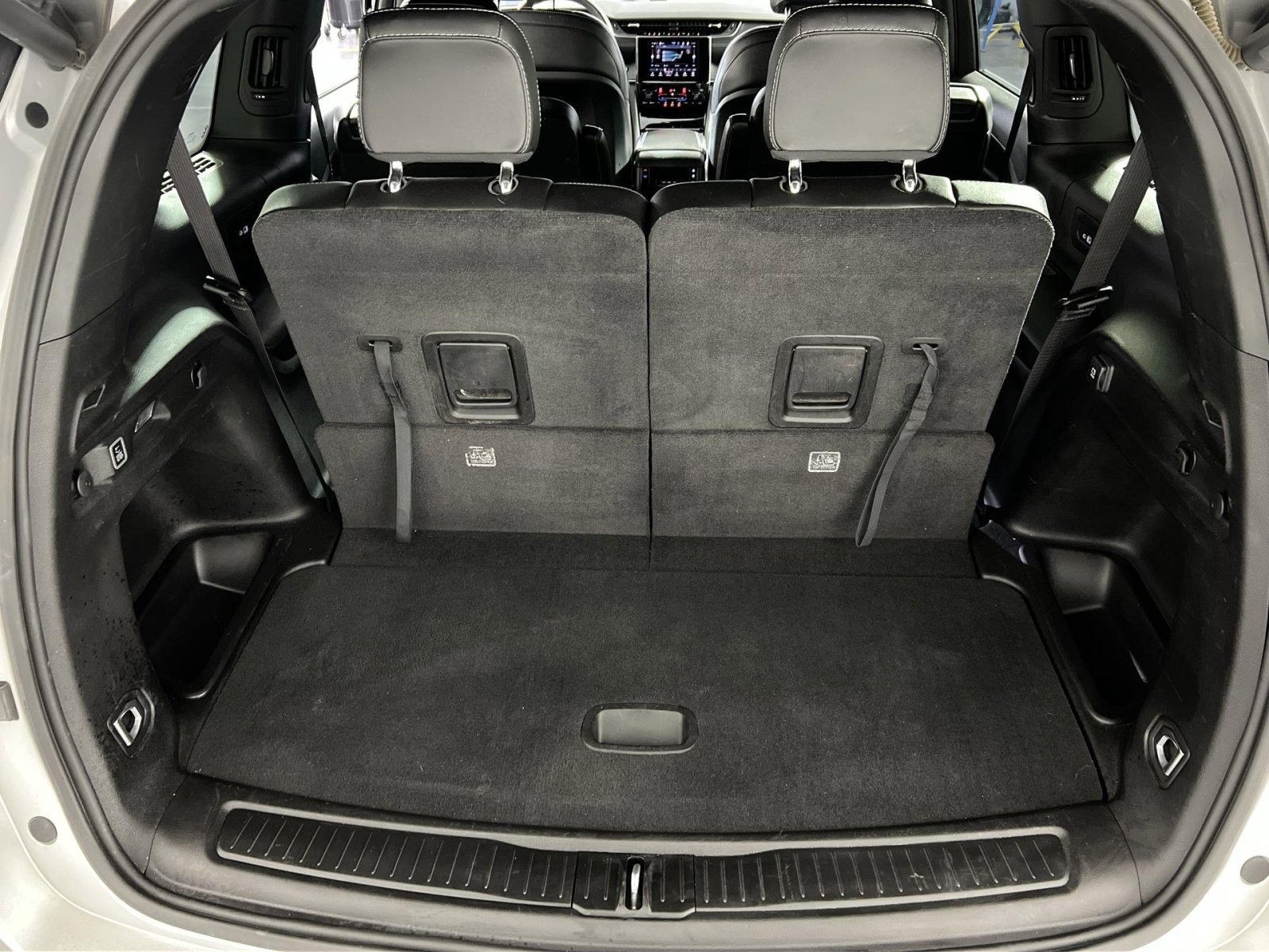 Used 2023 Jeep Grand Cherokee L Laredo image 25