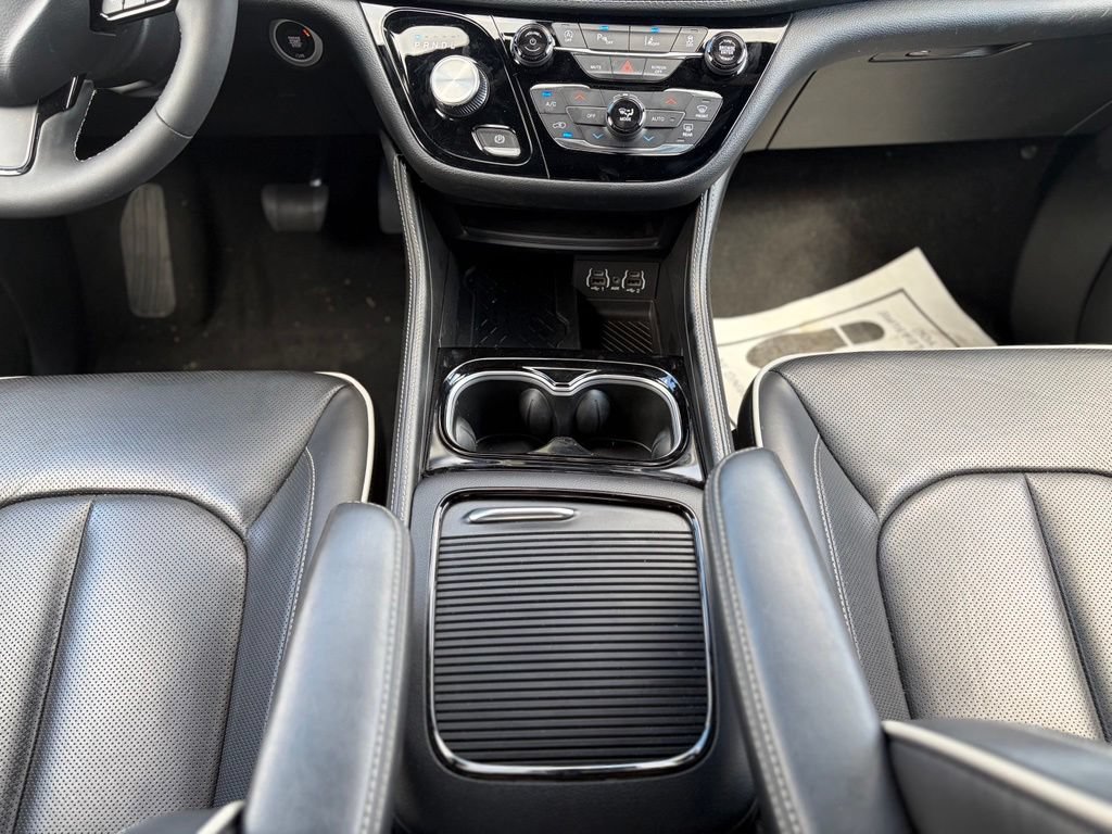Certified 2025 Chrysler Pacifica Limited FWD image 31