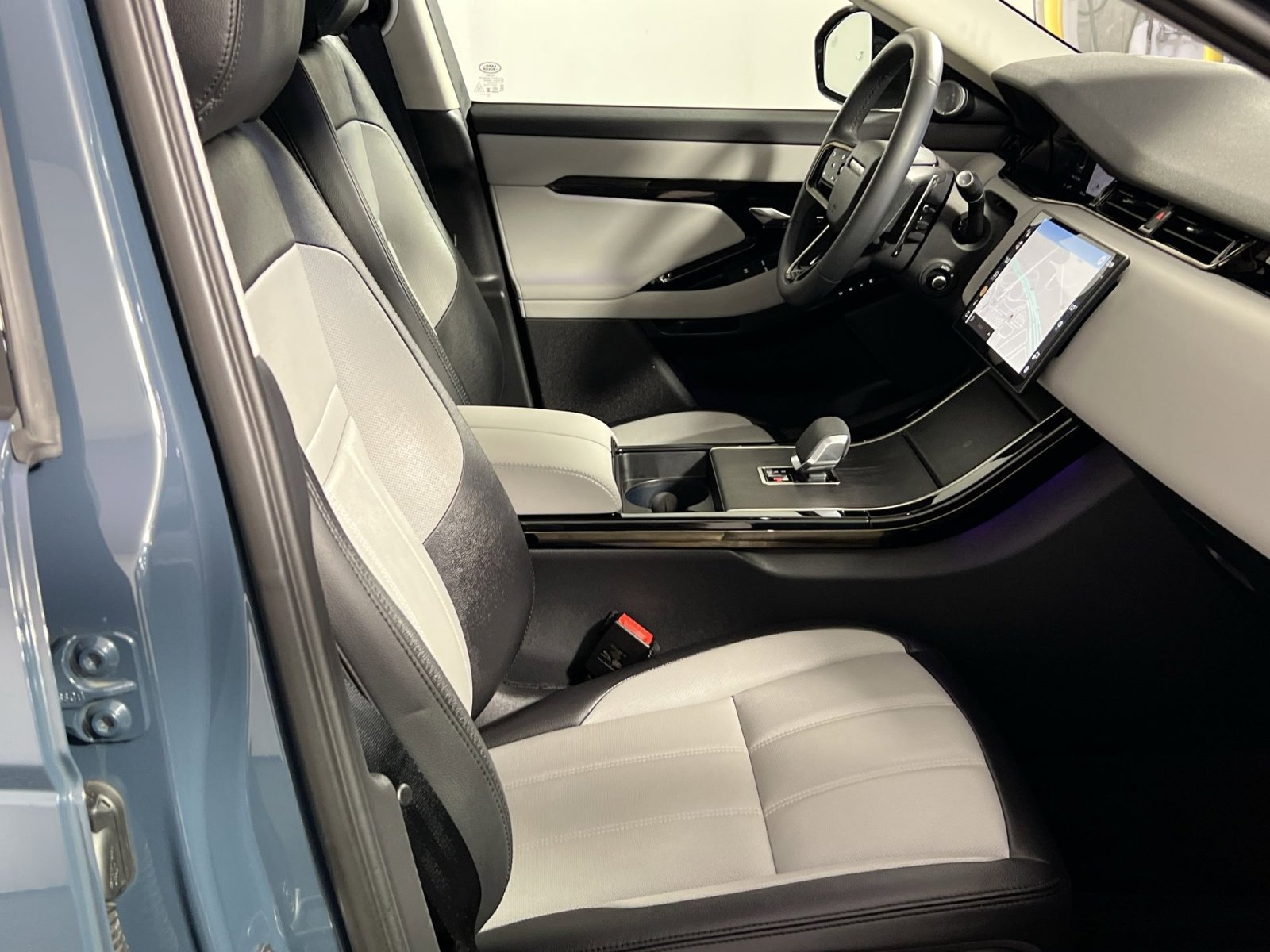 Used 2024 Land Rover Range Rover Evoque Dynamic SE image 28