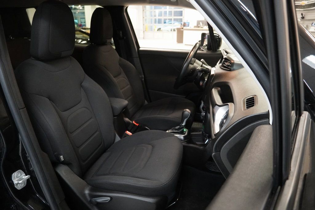 Used 2020 Jeep Renegade Latitude w/ Cold Weather Group image 30