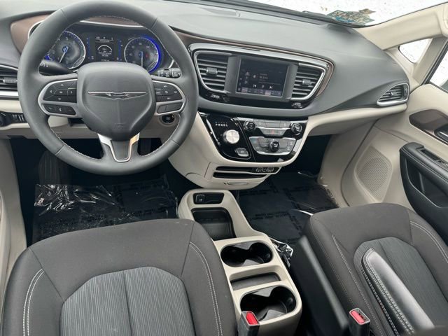 Used 2023 Chrysler Voyager LX image 9
