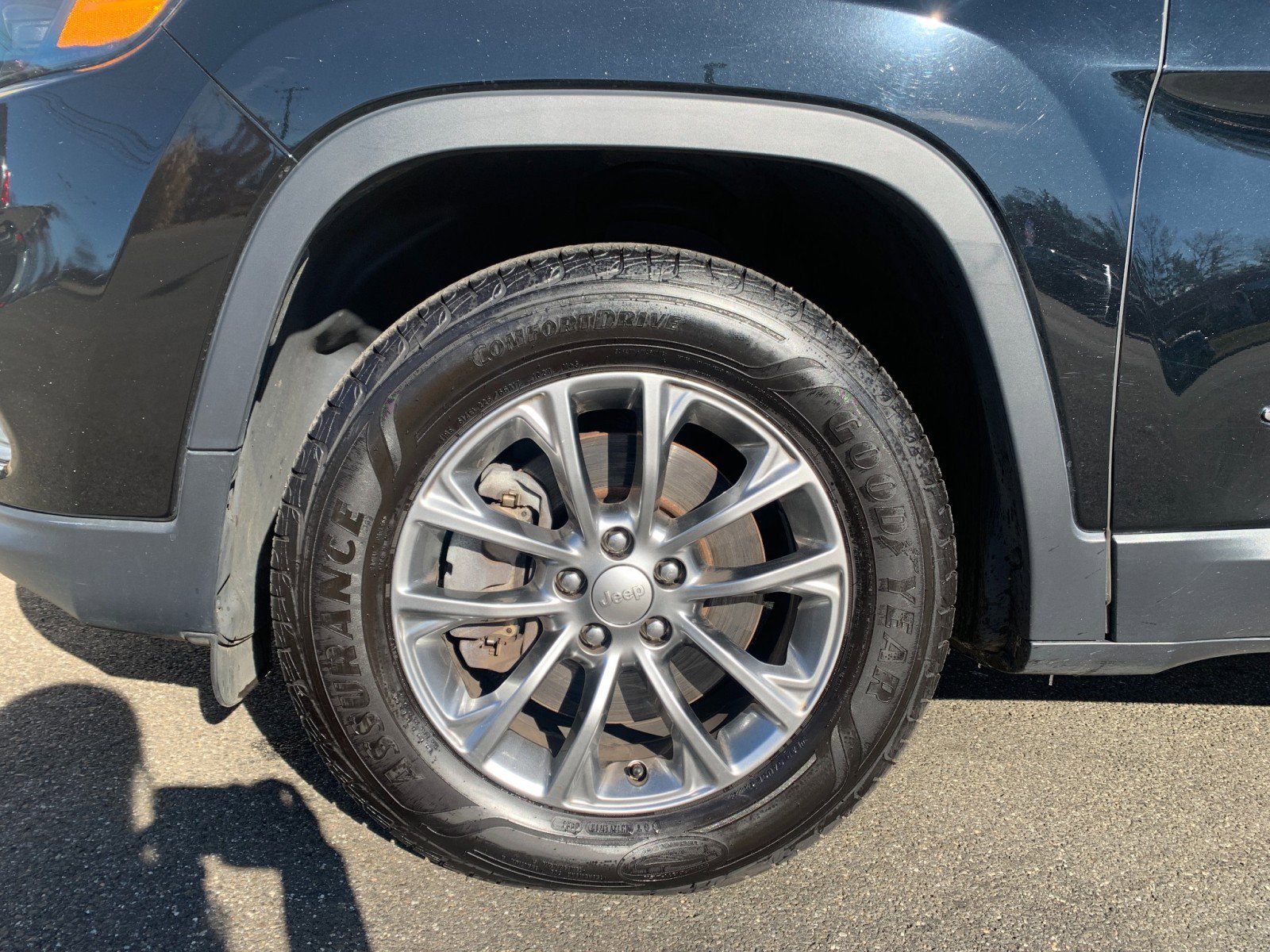 Used 2019 Jeep Cherokee Latitude Plus w/ Cold Weather Group image 40