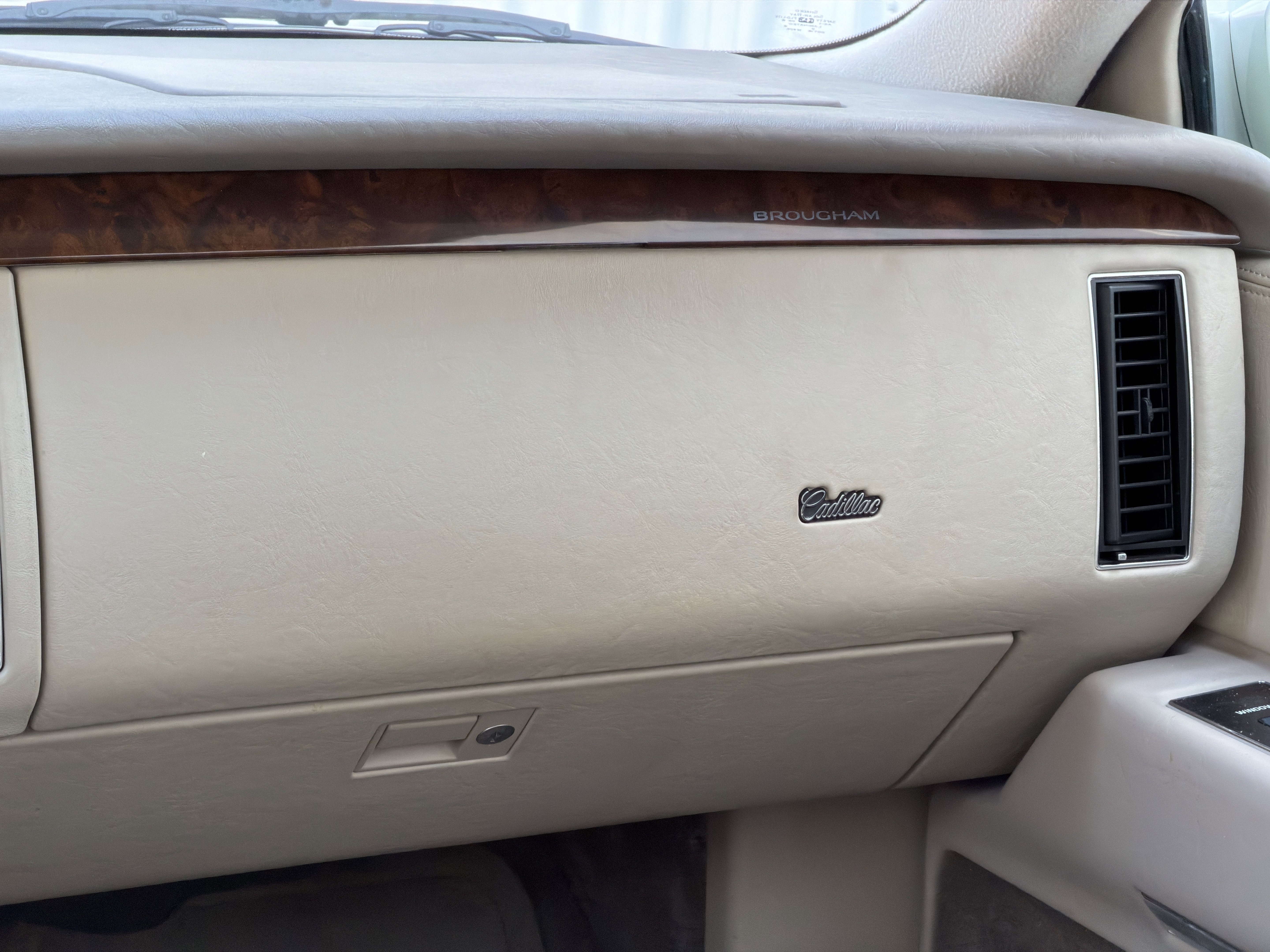 Used 1996 Cadillac Fleetwood Brougham RWD image 16