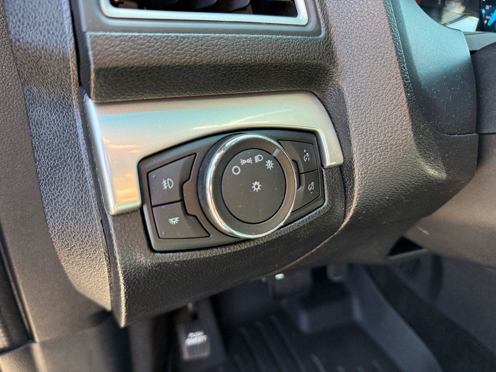 Used 2017 Ford Explorer XLT AWD/4WD image 18