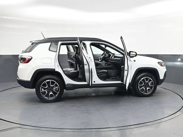Used 2025 Jeep Compass Trailhawk AWD/4WD image 32