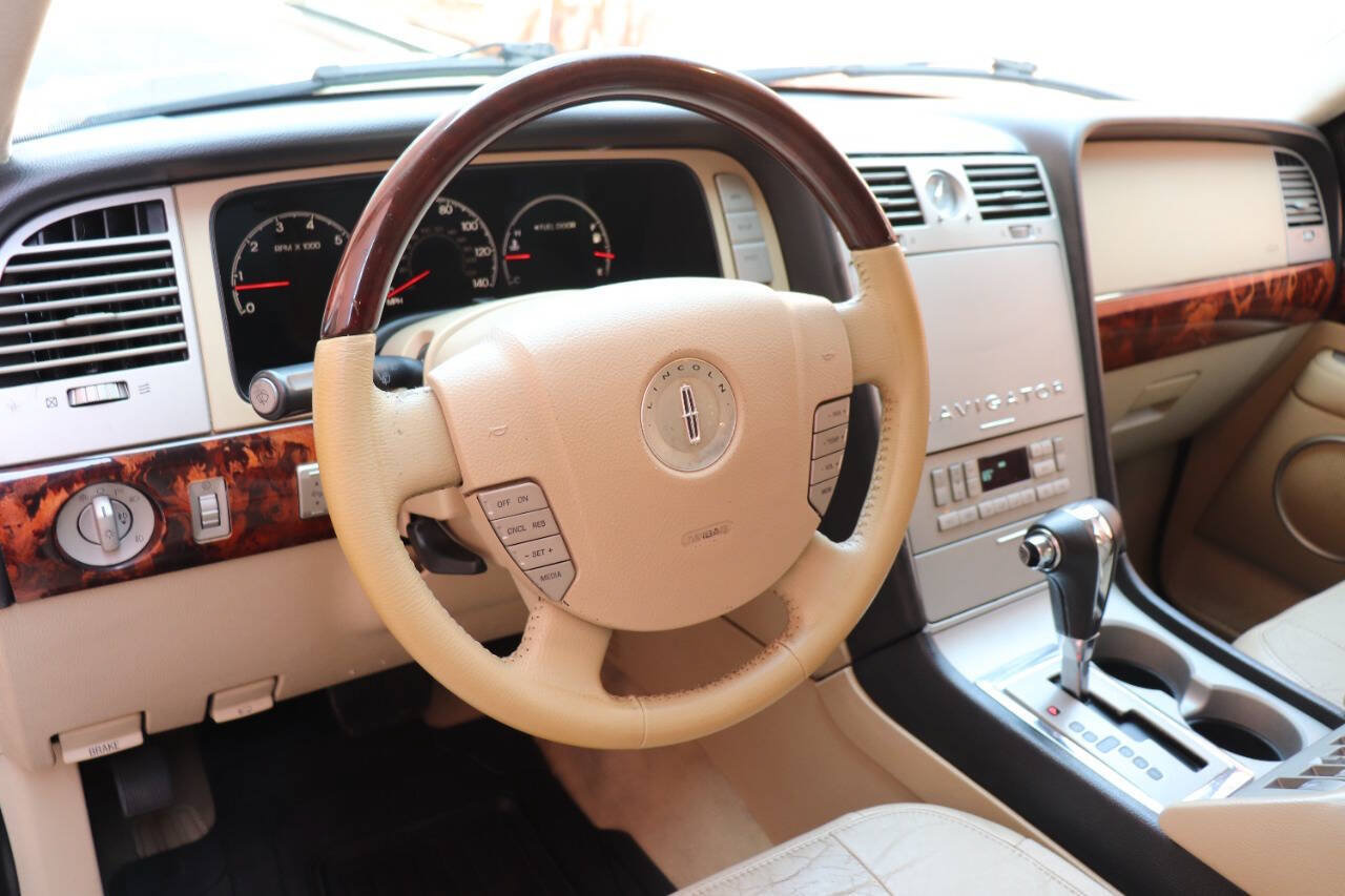 Used 2006 Lincoln Navigator Luxury RWD image 18