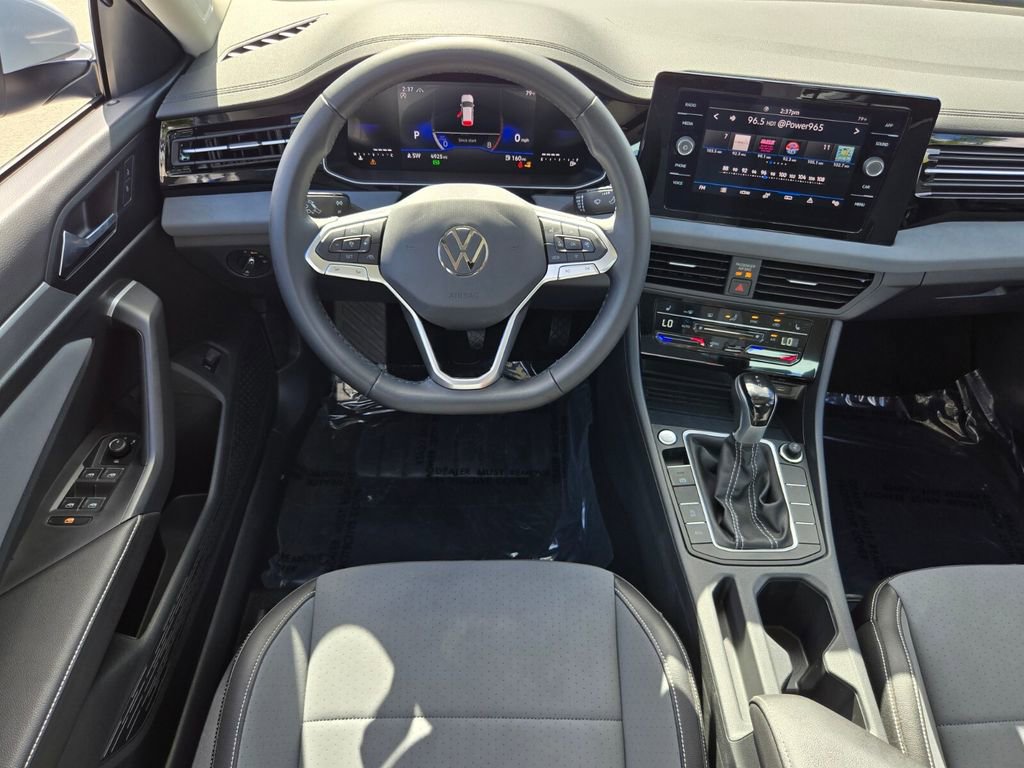Certified 2025 Volkswagen Jetta SE w/ Sunroof Package image 12