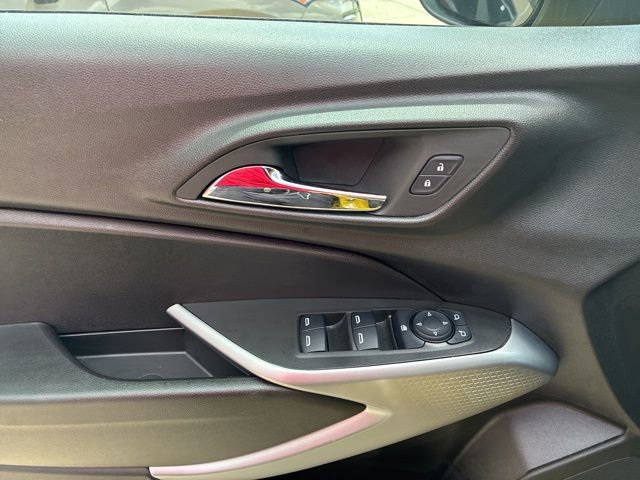 Used 2025 Chevrolet Trax RS w/ Sunroof Package image 21