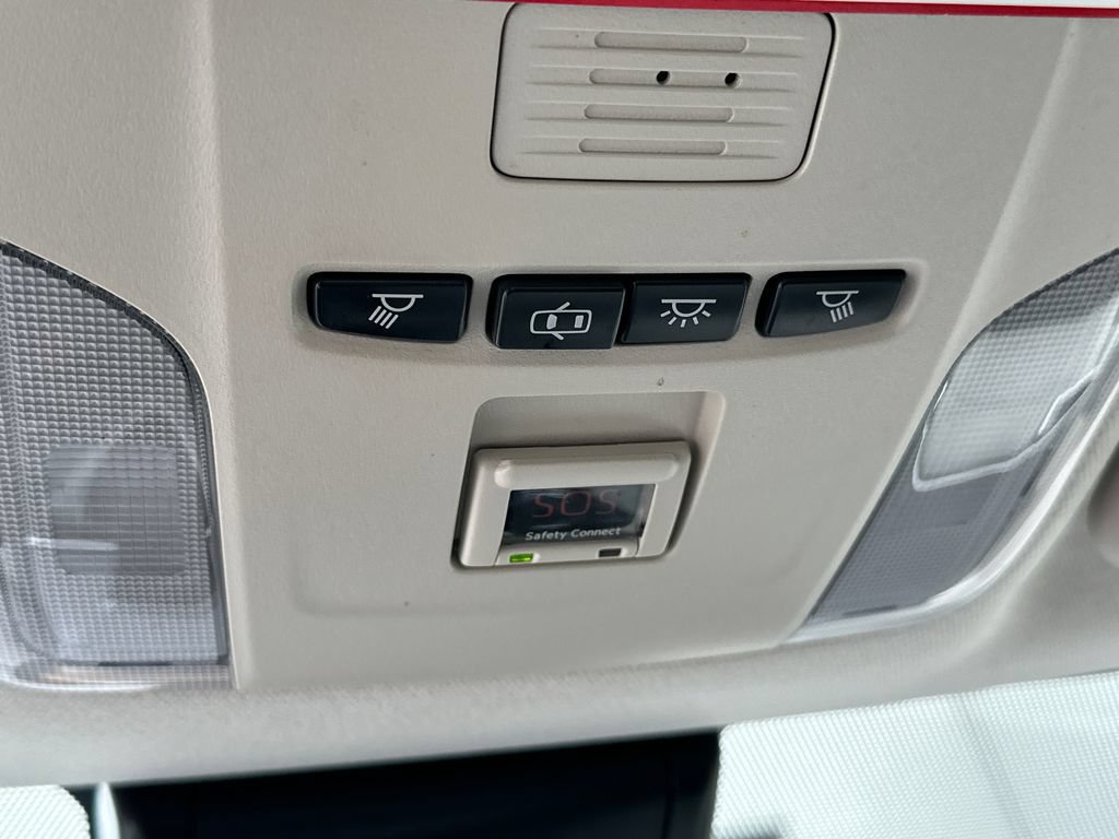Used 2020 Toyota Corolla LE w/ Carpet Mat Package (TMS) FWD image 27