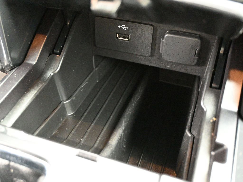 Used 2018 Ford Explorer XLT image 18