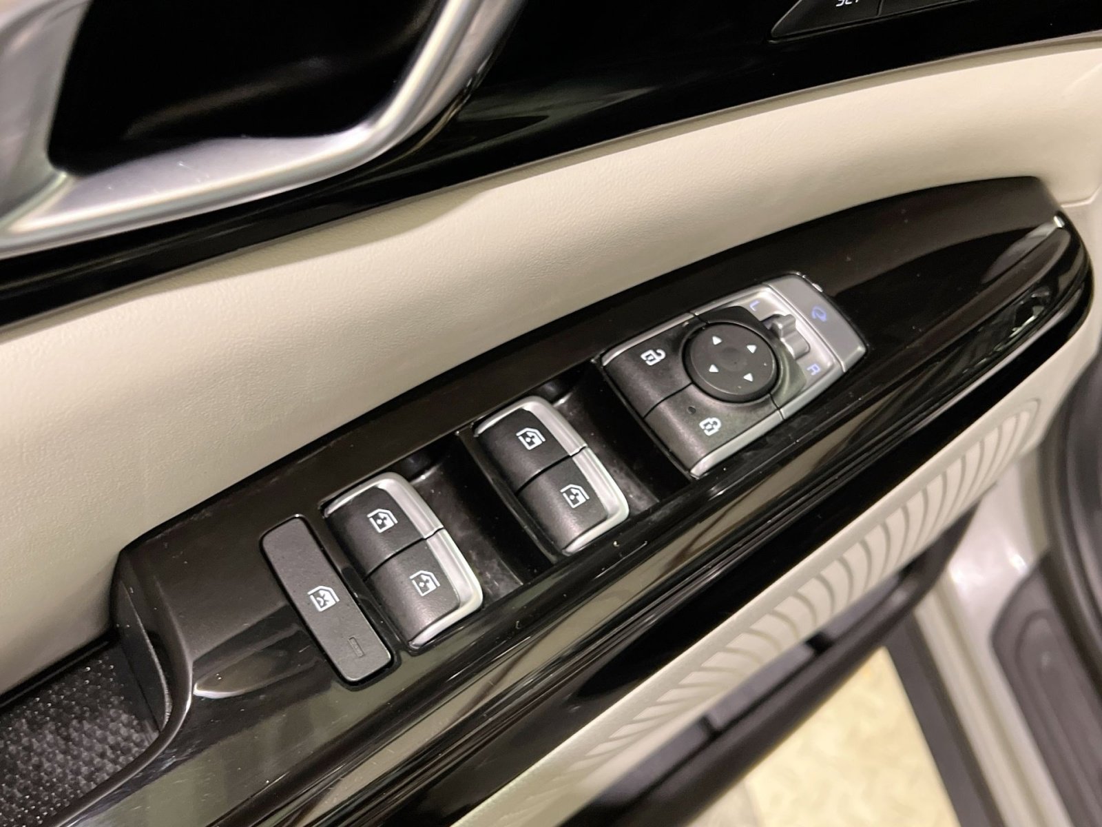 Used 2024 Kia Carnival SX Prestige image 28