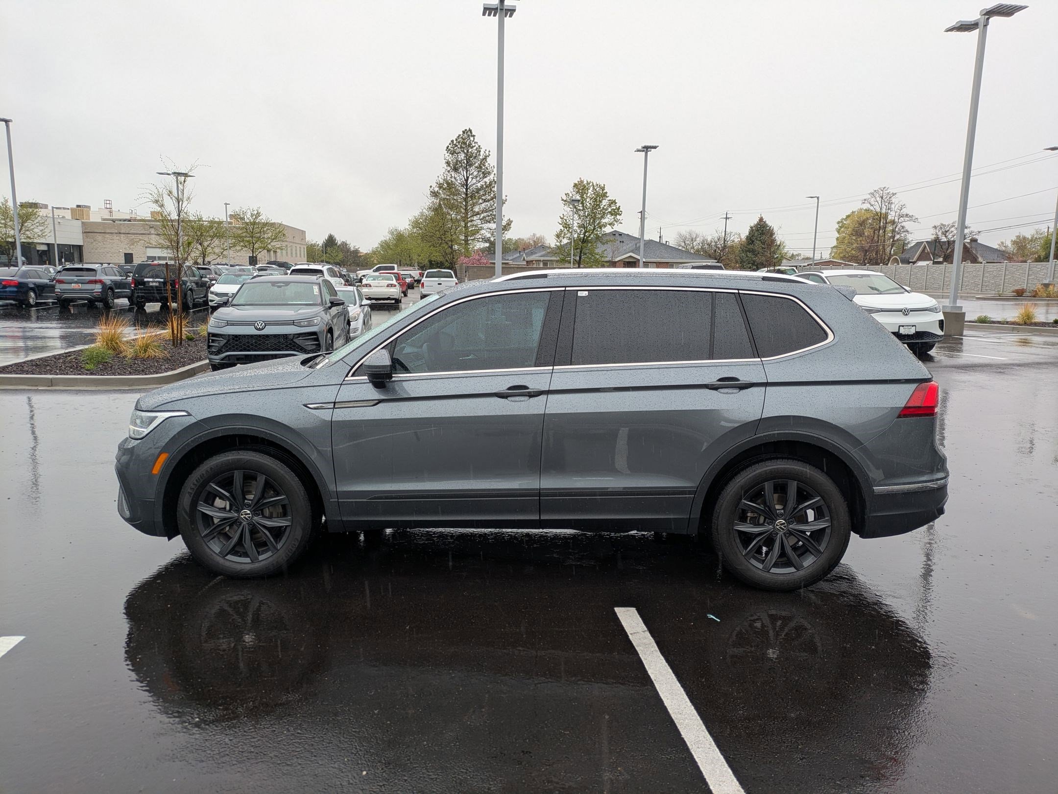 Certified 2024 Volkswagen Tiguan SE w/ Panoramic Sunroof Package image 10