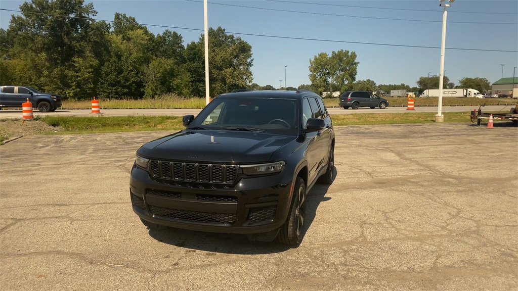 Used 2023 Jeep Grand Cherokee L Laredo image 4