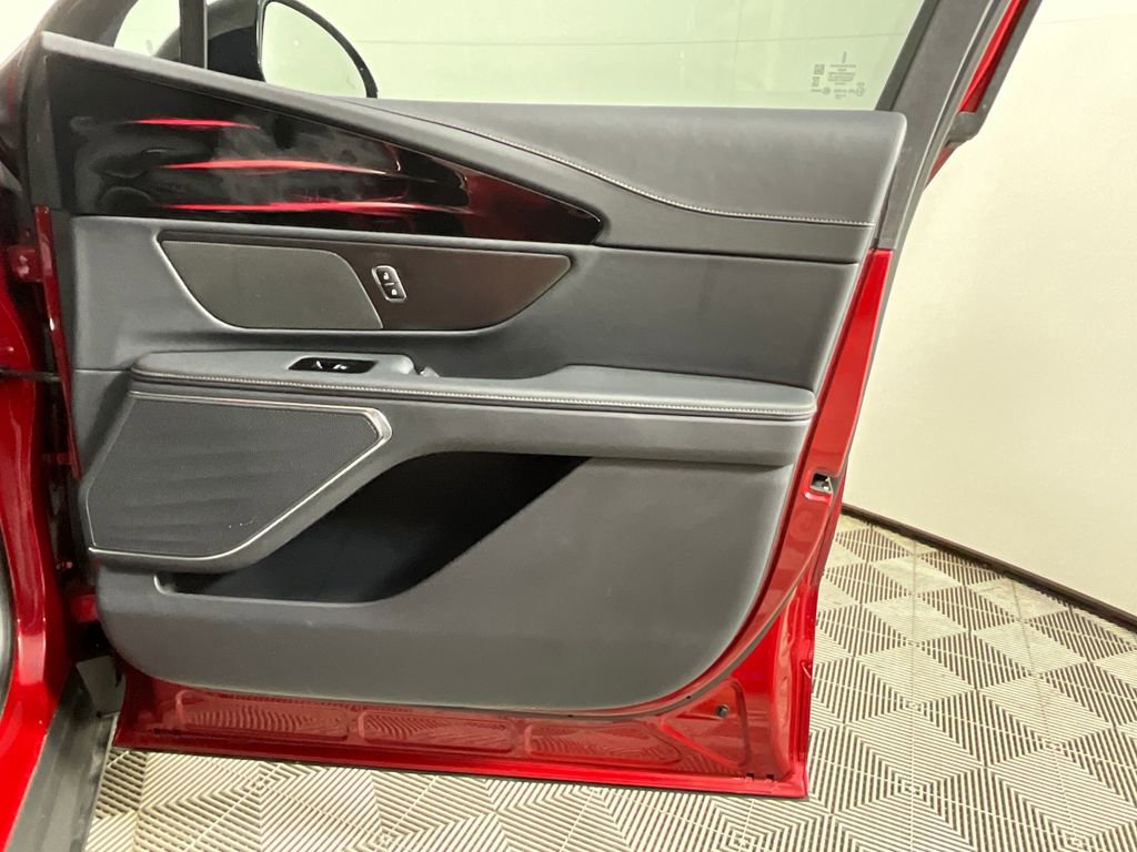 Used 2025 Lincoln Nautilus Premier w/ Jet Appearance Package image 21