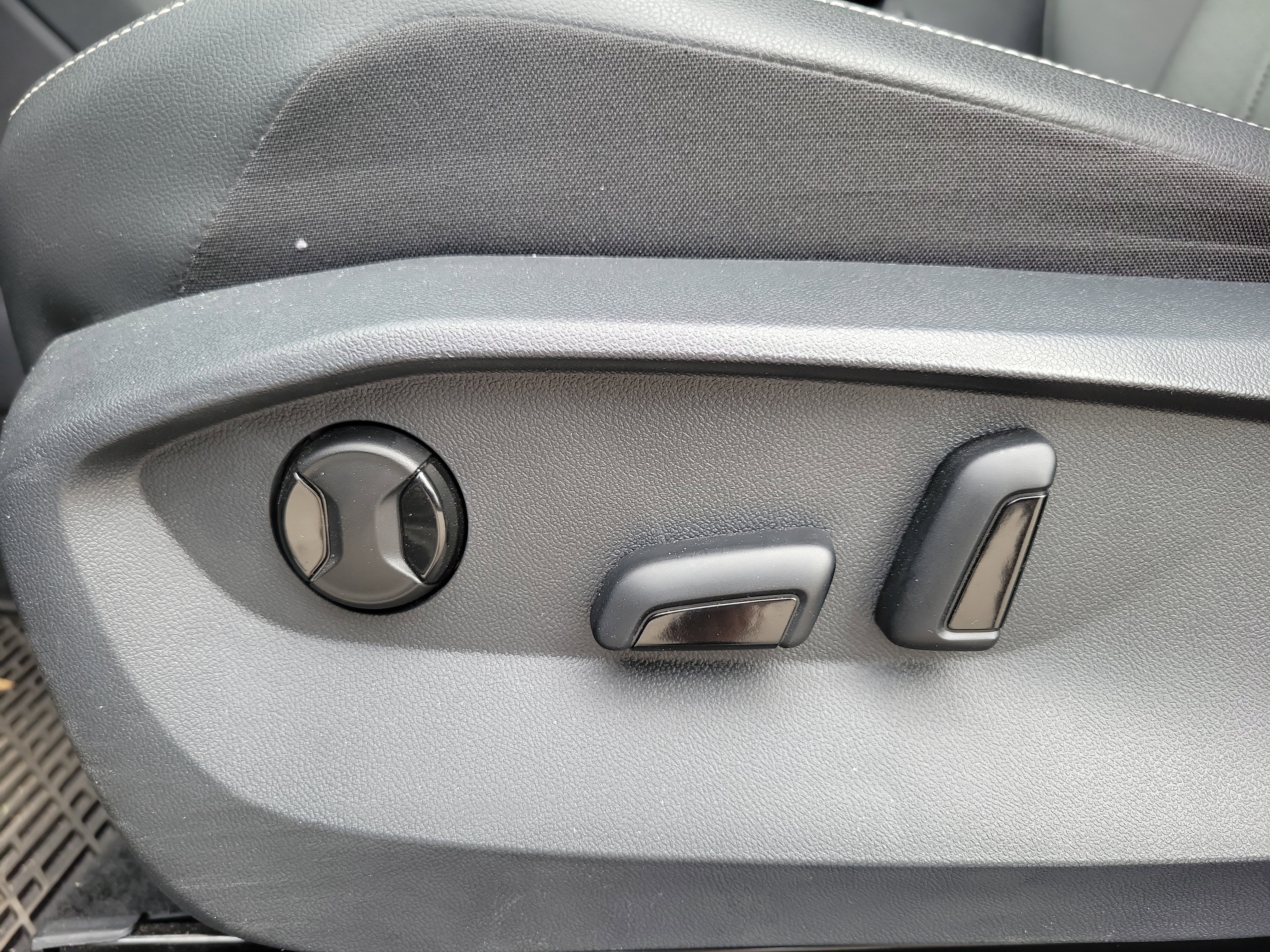 Used 2024 Volkswagen Tiguan SE image 21