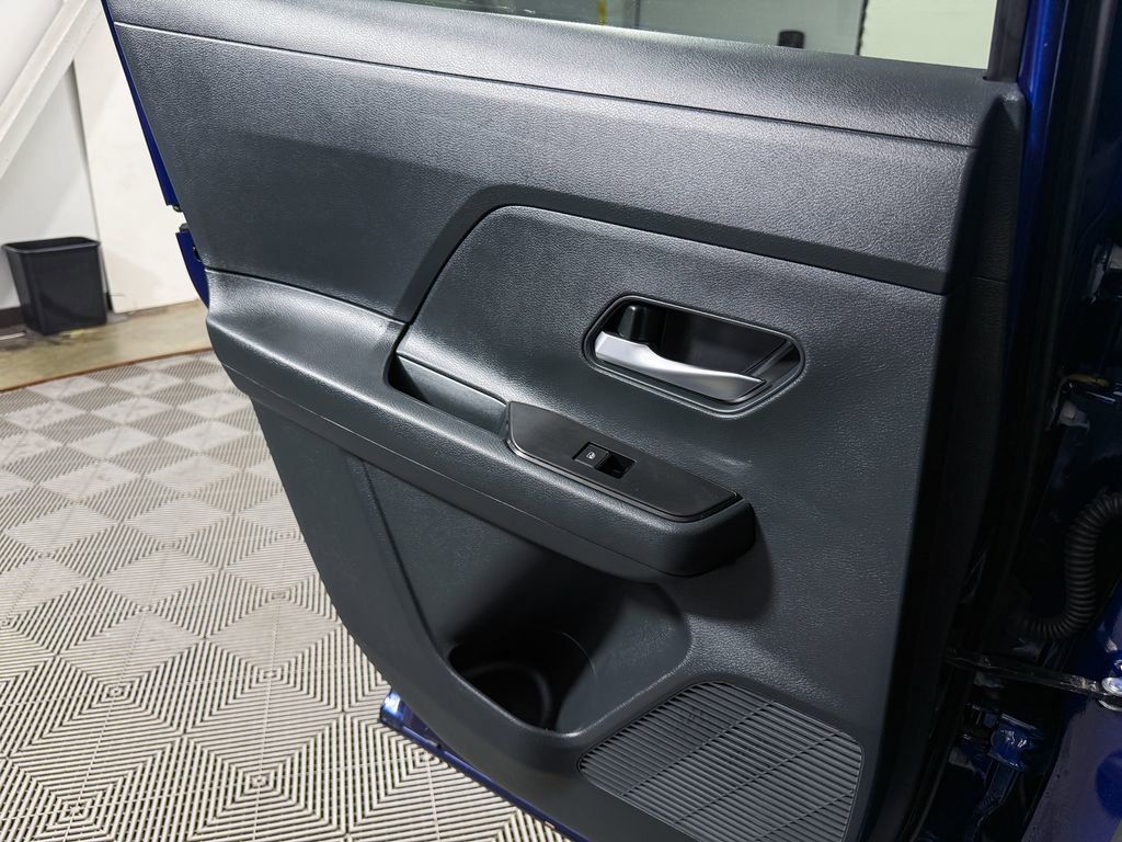 Certified 2025 Nissan Kicks SV AWD/4WD image 36