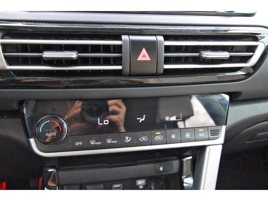 Certified 2022 Kia Seltos SX w/ Sunroof Package AWD/4WD image 28