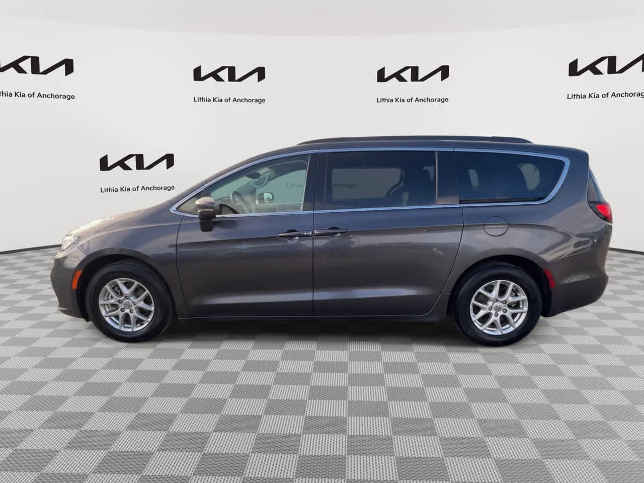 Used 2022 Chrysler Pacifica Touring-L FWD image 7