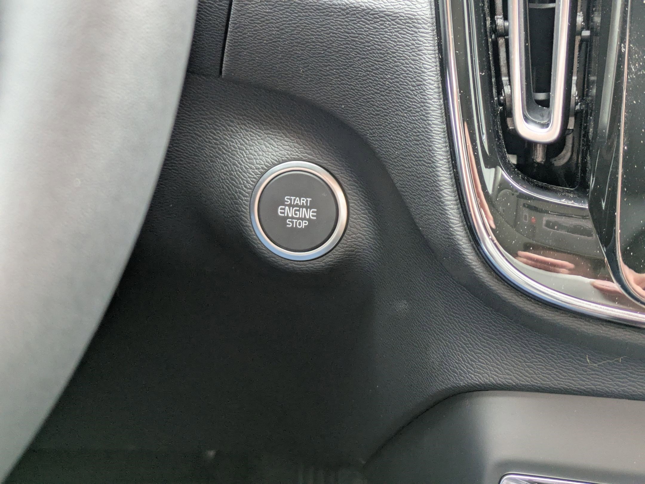 New 2026 Volvo XC40 B5 Plus w/ Protection Package Premier image 17
