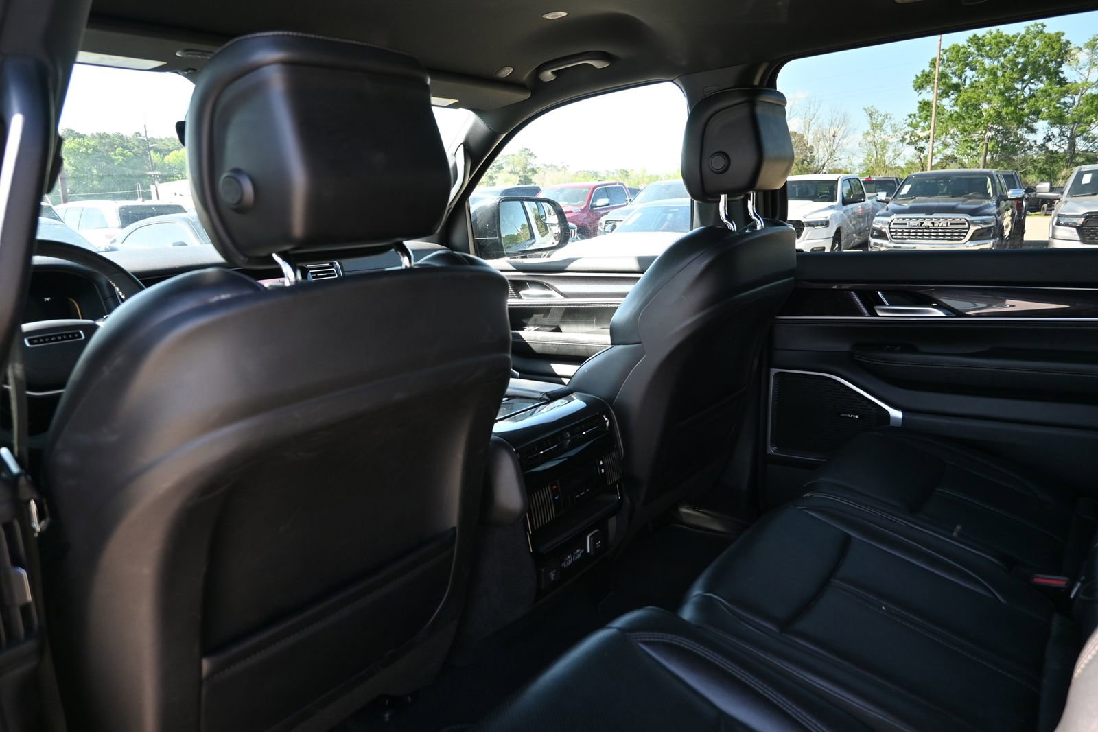 Used 2024 Jeep Wagoneer 4WD image 23