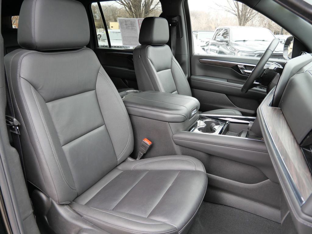 Used 2025 Chevrolet Suburban Z71 image 15