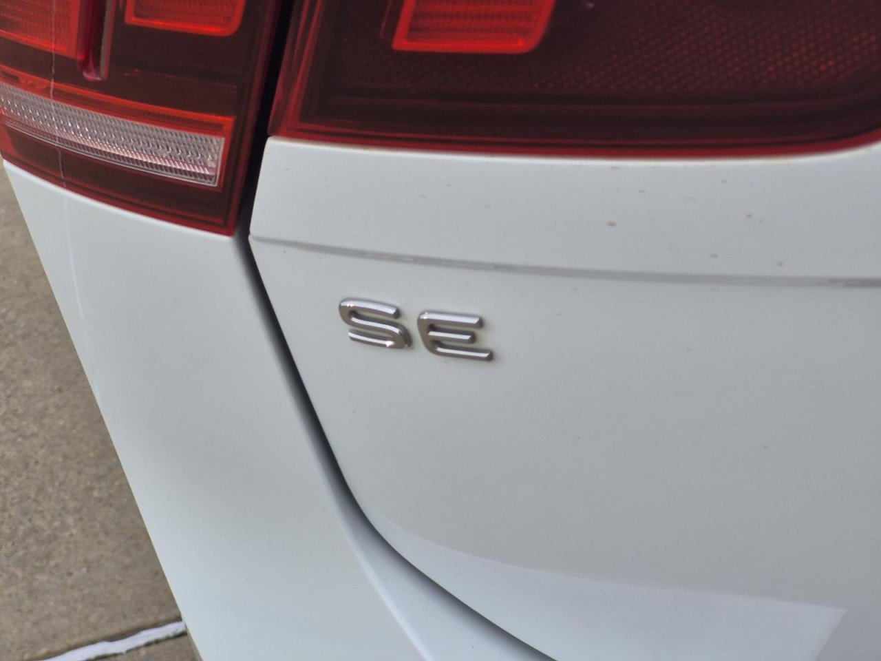 Used 2022 Volkswagen Tiguan SE R-Line image 8