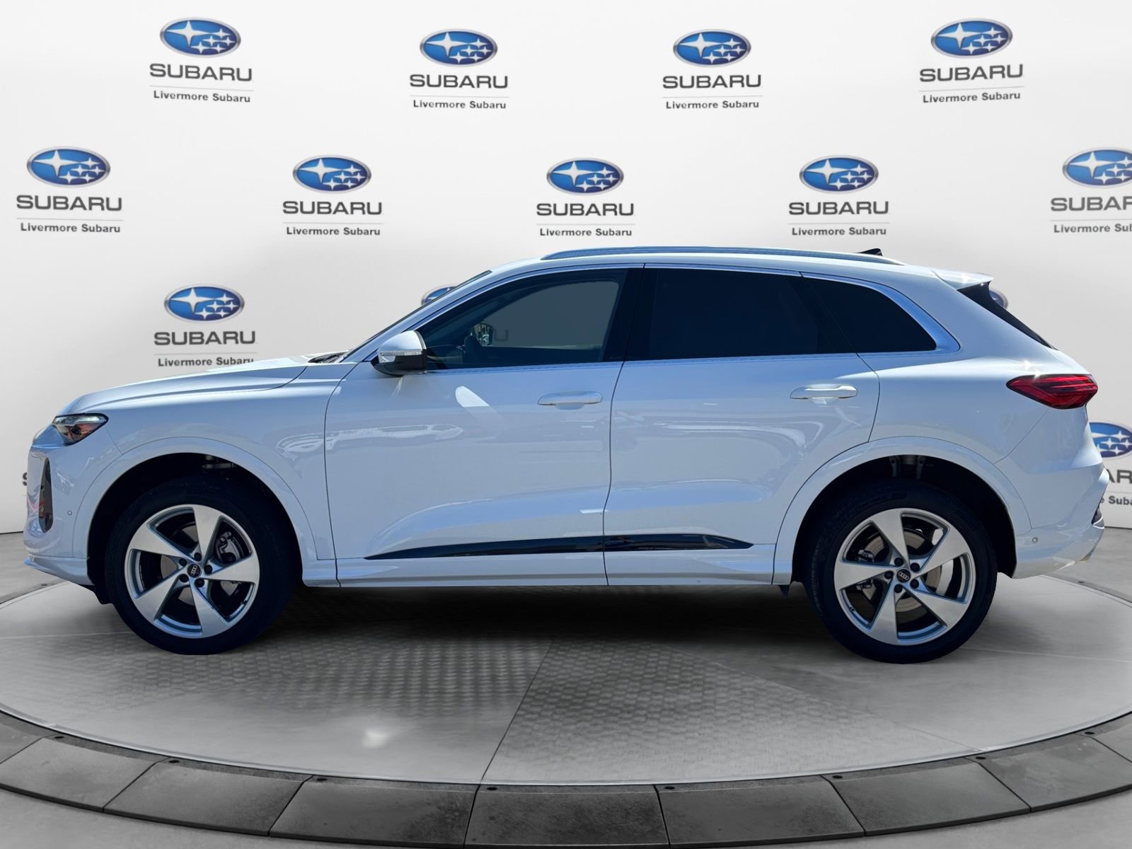 Used 2025 Audi Q5 Premium Plus w/ Premium Plus AWD/4WD image 2