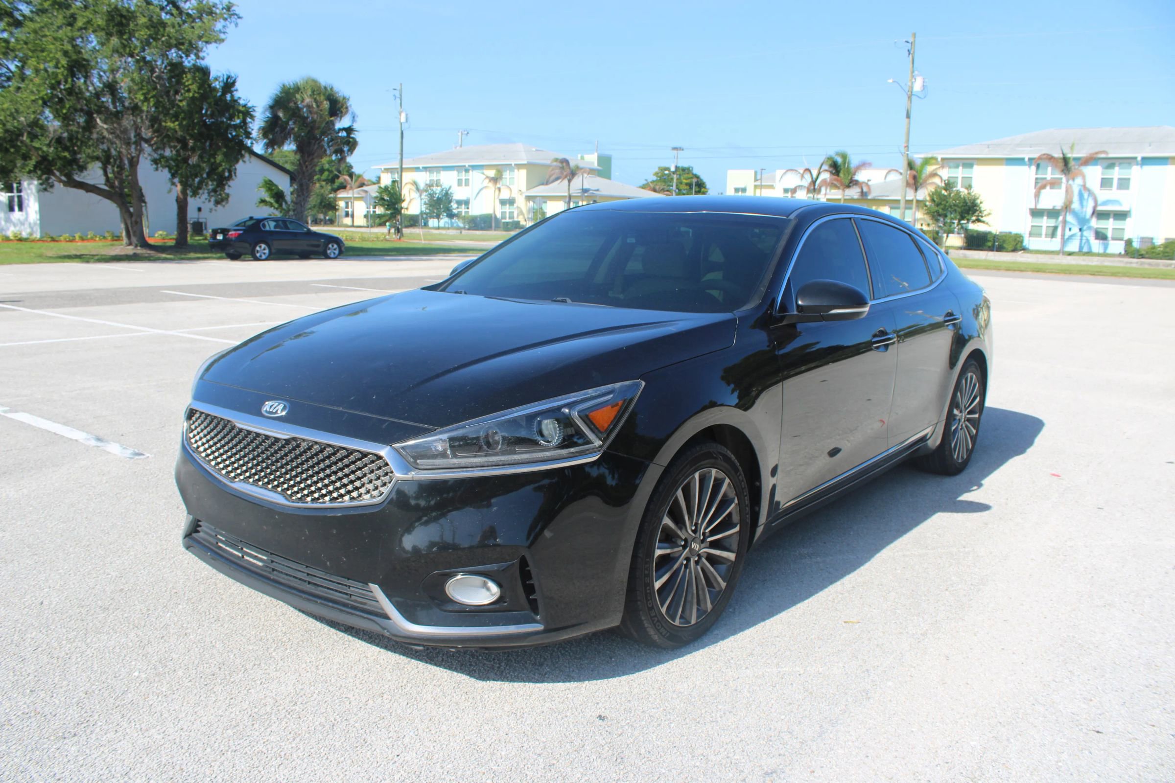 Used 2017 Kia Cadenza Premium FWD image 2