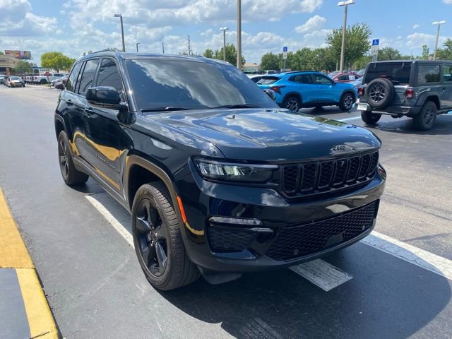 Used 2025 Jeep Grand Cherokee Limited w/ Luxury Tech Group II RWD image 2