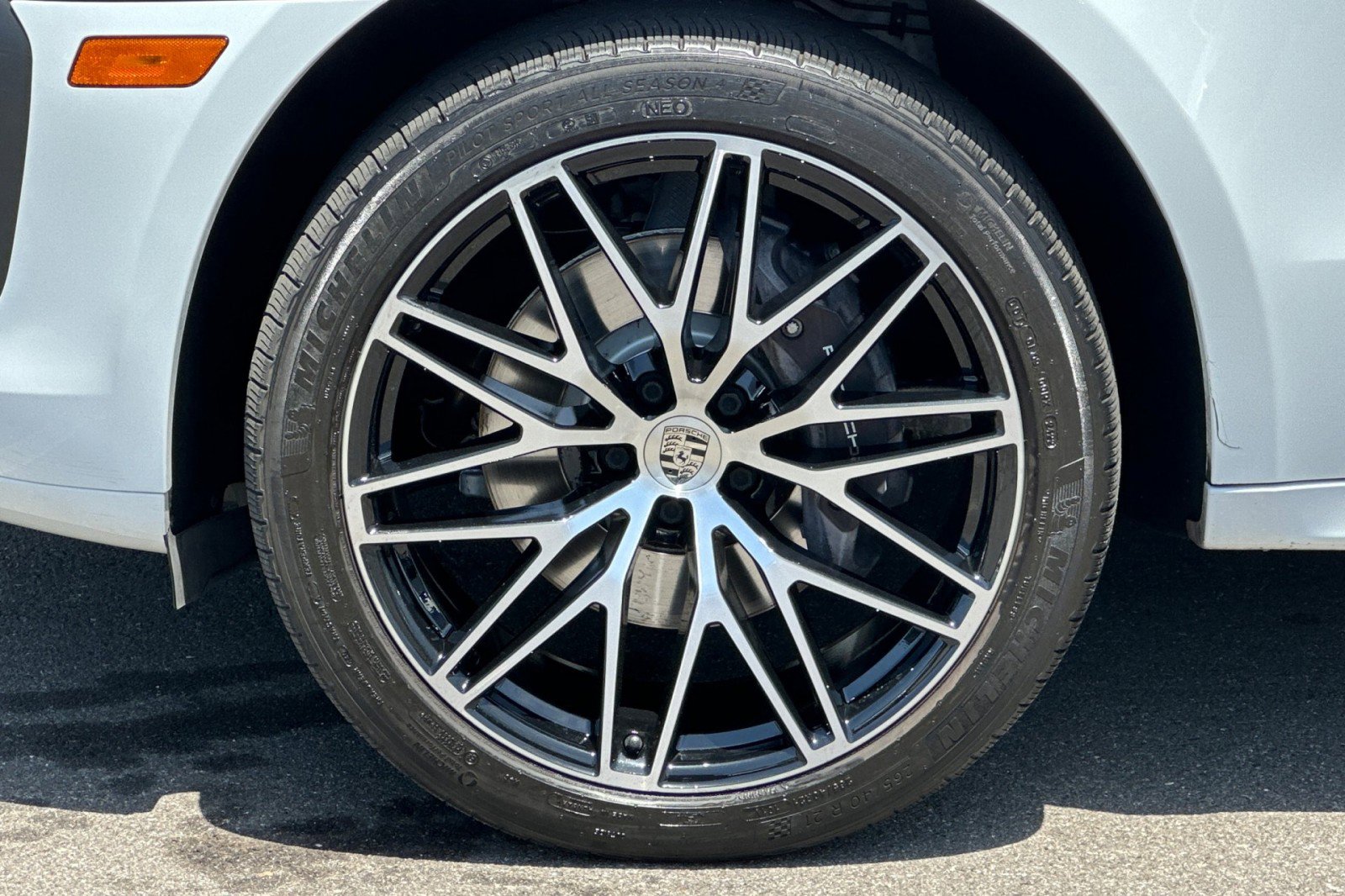 Certified 2022 Porsche Macan AWD/4WD image 27