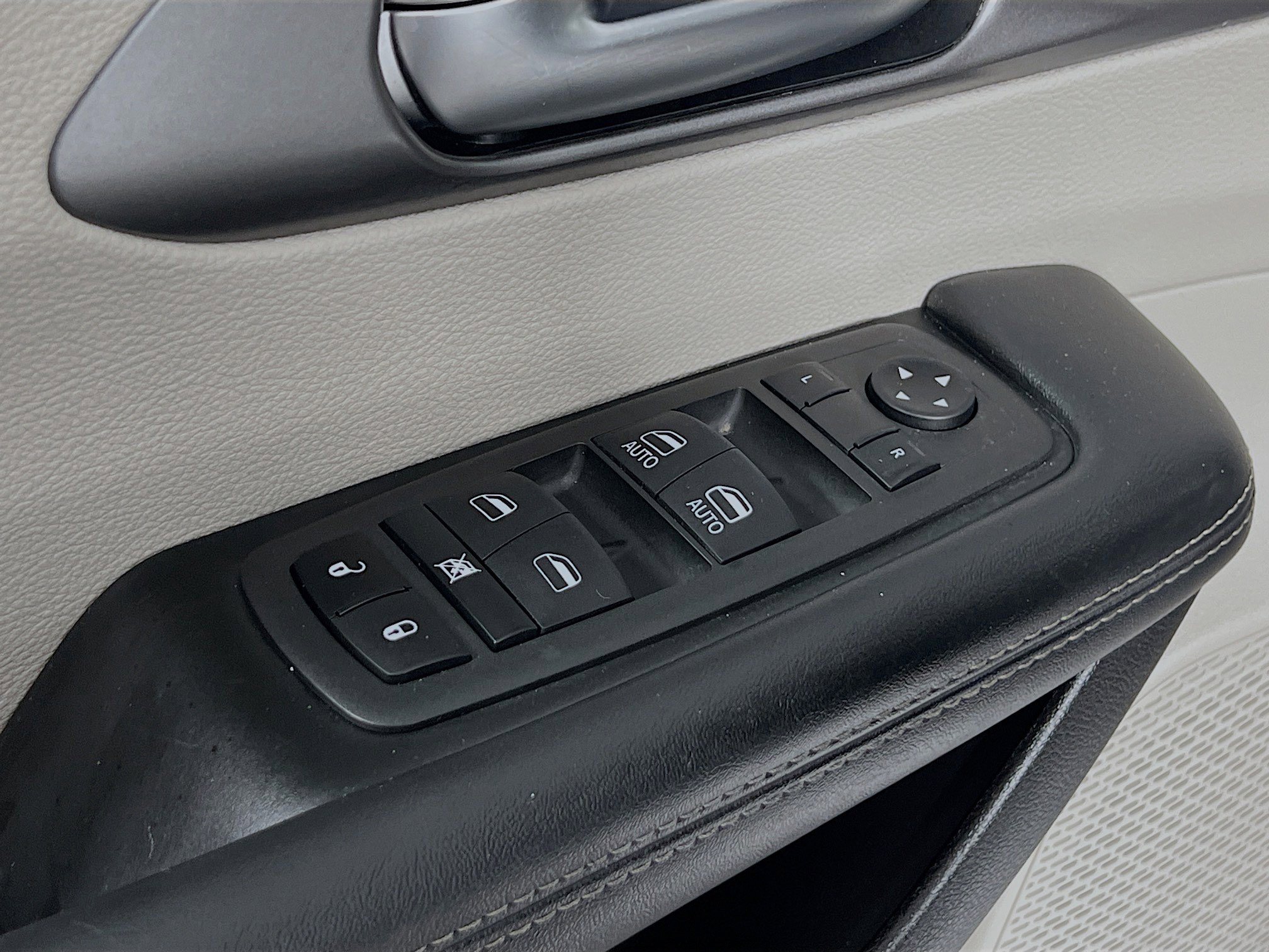 Used 2022 Chrysler Pacifica Touring-L image 17