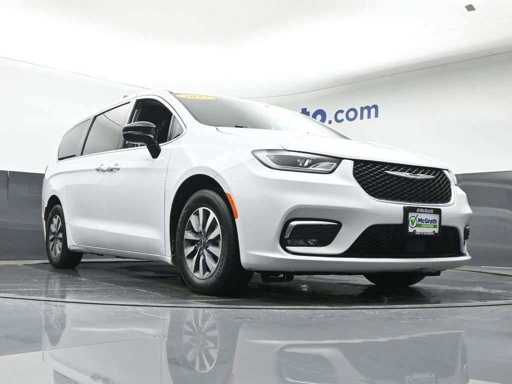 Used 2025 Chrysler Pacifica Select image 26