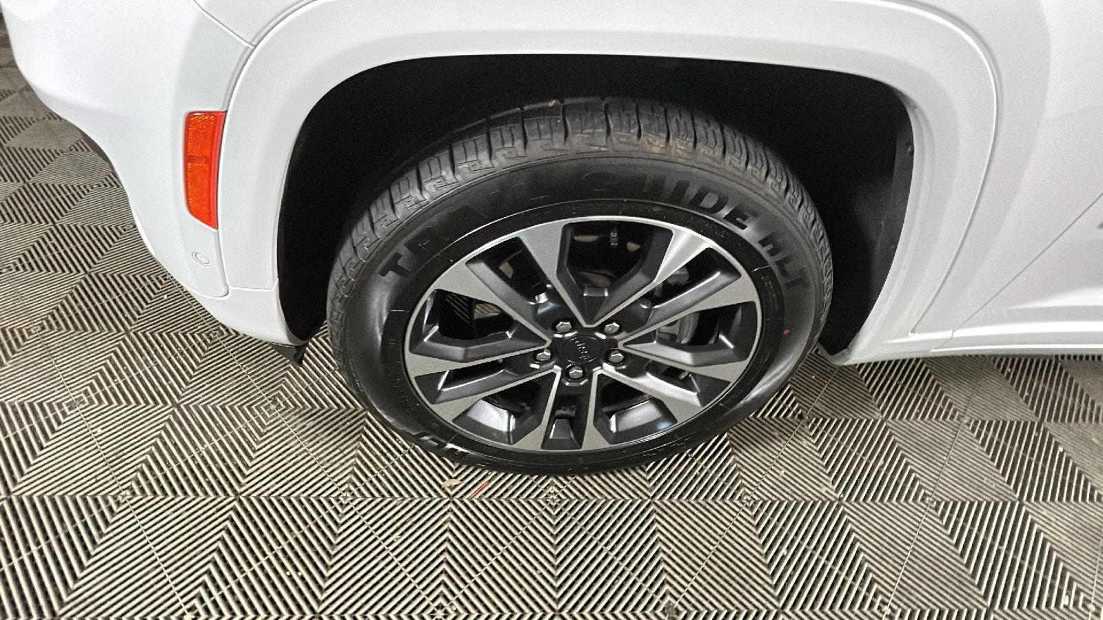 Used 2023 Jeep Grand Cherokee Overland AWD/4WD image 10
