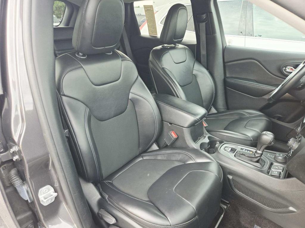 Used 2019 Jeep Cherokee Latitude Plus w/ Comfort/Convenience Group AWD/4WD image 16