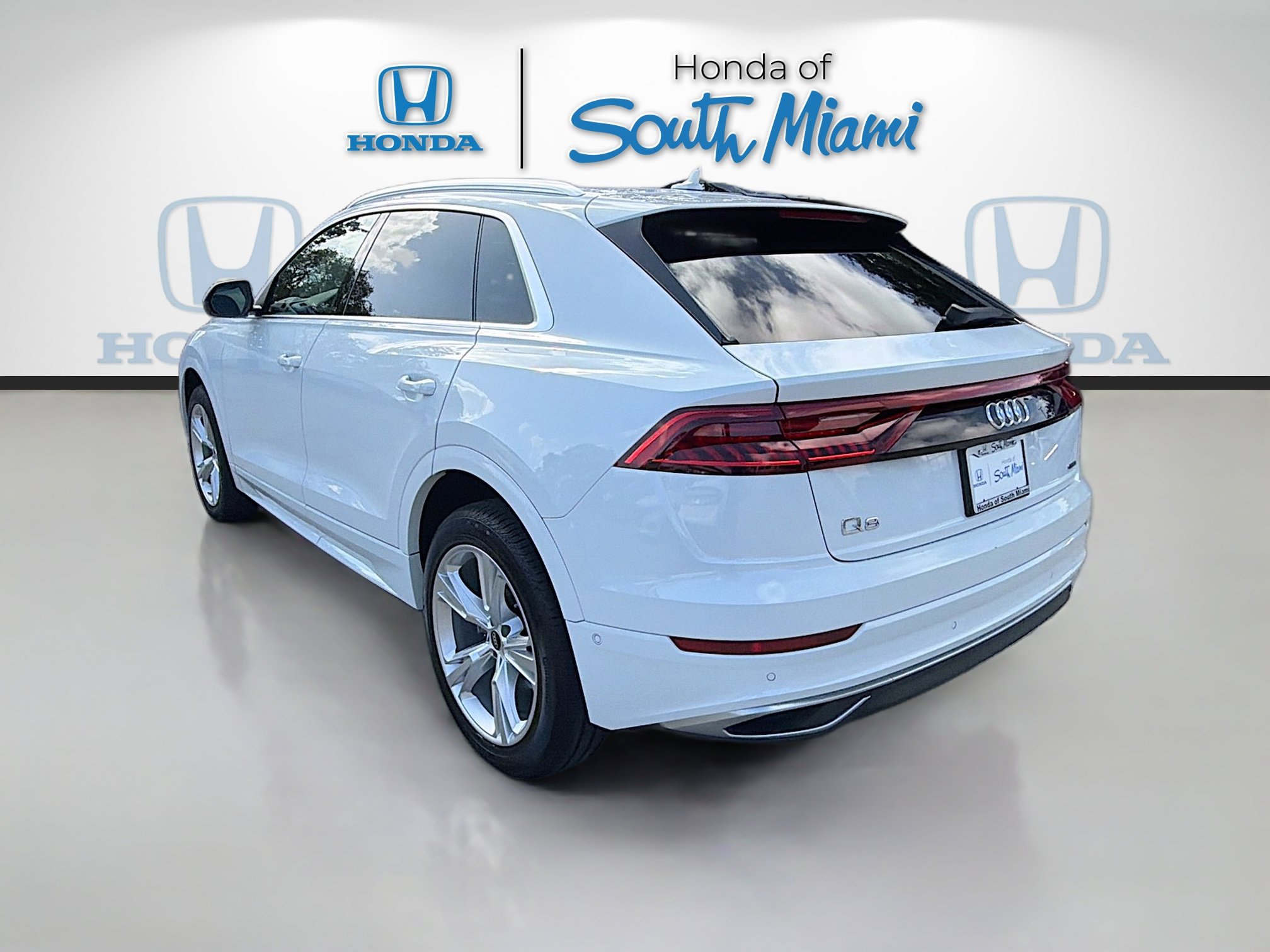 Used 2023 Audi Q8 Premium image 5